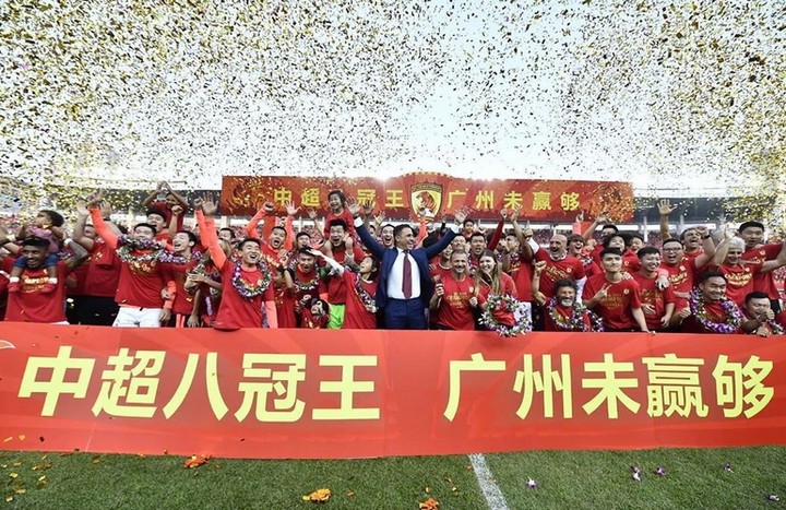 V októbri ho chceli vyhodiť, nakoniec Cannavaro získal titul